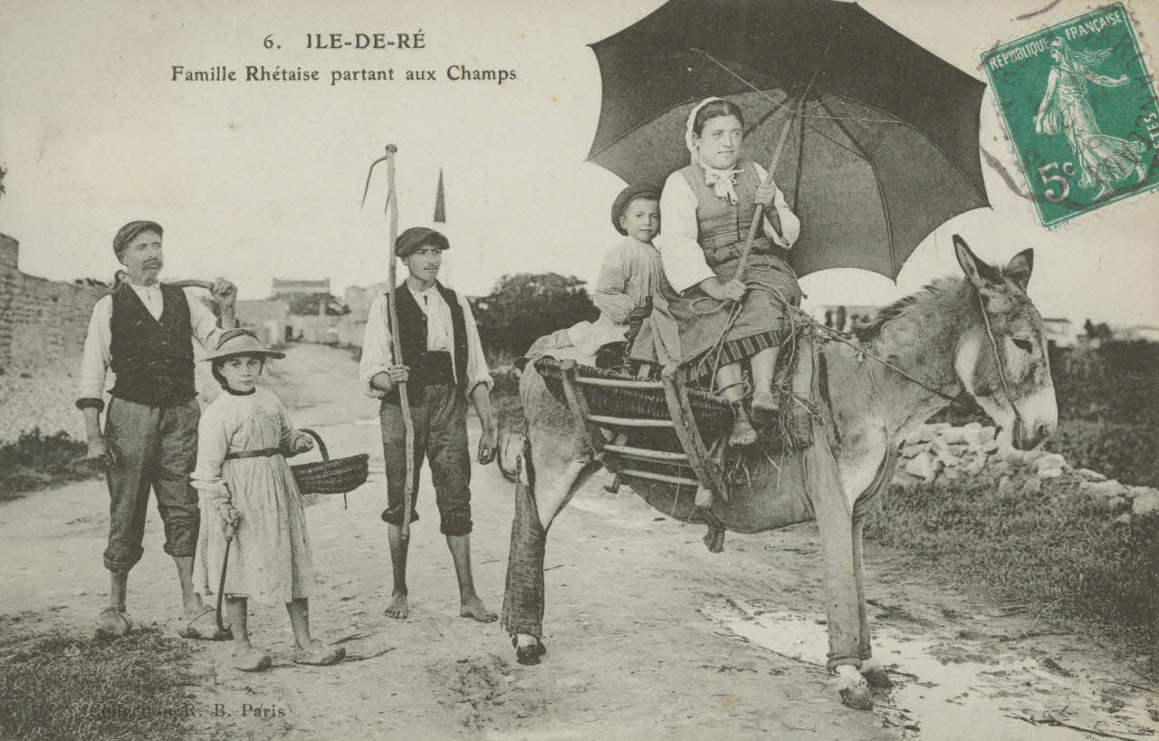 carte postale FAMILLE RHETAISE PARTANT AUX CHAMP 1903-1920 011008 Photo