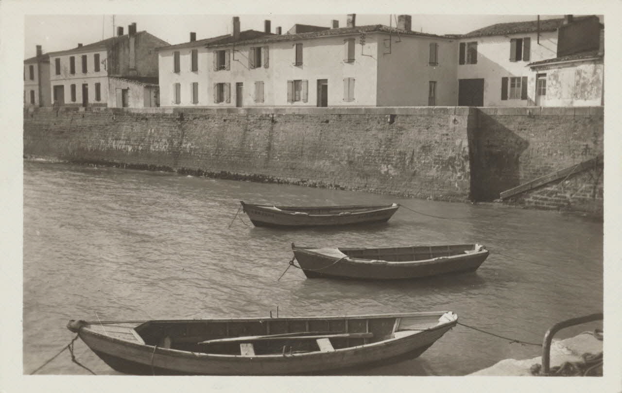 carte postale LE PORT ET LE QUAI Charente-Maritime 1950 011017 Photo