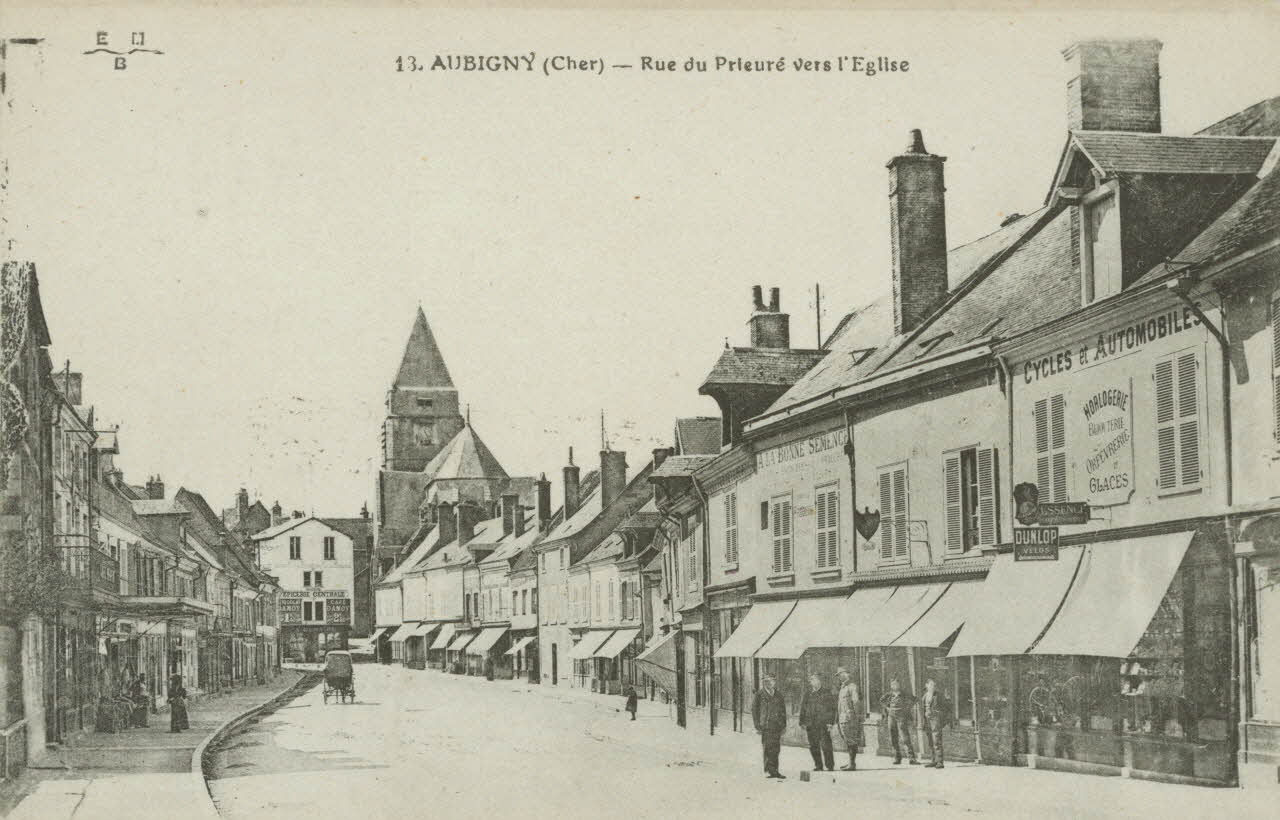carte postale RUE DU PRIEURE VERS L'EGLISE Cher 1903-1920 011308 Photo