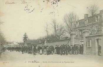 carte postale SORTIE OUVRIERS DE LA PYROTECHNIE Cher 1904 011433 Photo