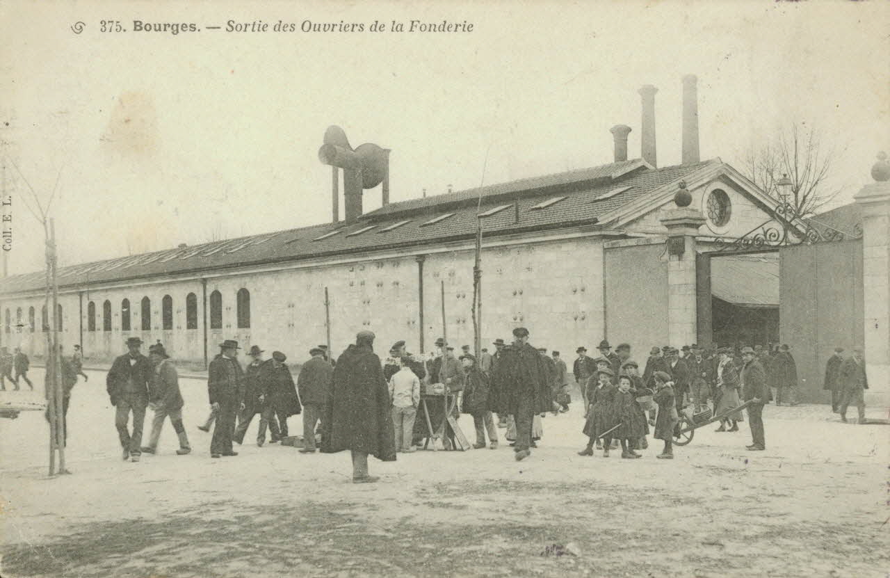 carte postale SORTIE OUVRIERS DE LA FONDERIE Cher 1904 011434 Photo