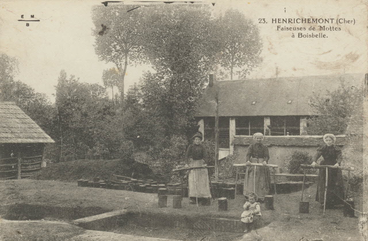 carte postale FAISEUSES DE MOTTES A BOISBELLE Cher 1943 011443 Photo
