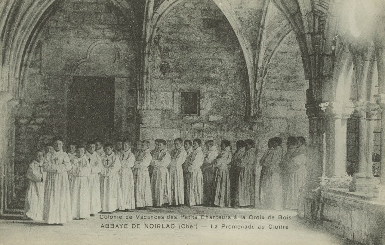 carte postale PETITS CHANTEURS CROIX DE BOIS Cher 1903-1920 011461 Photo