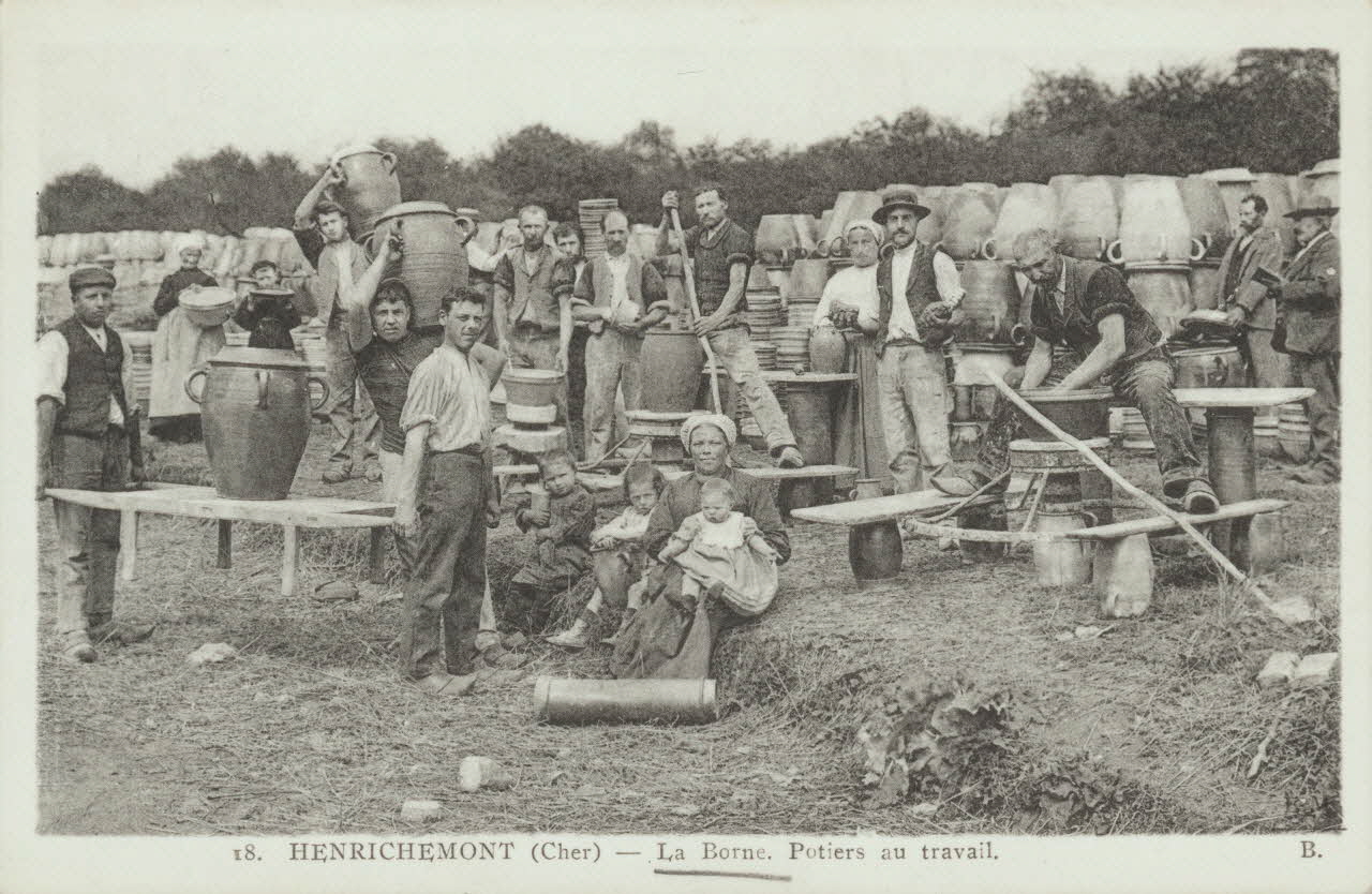 carte postale POTIERS AU TRAVAIL Cher 1903-1920 011465 Photo