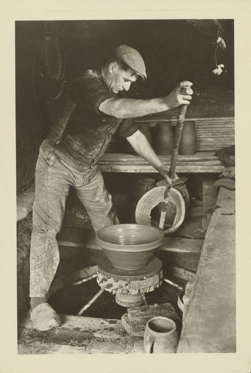 carte postale POTIER AU TOUR A BATON Cher 1950 011471 Photo