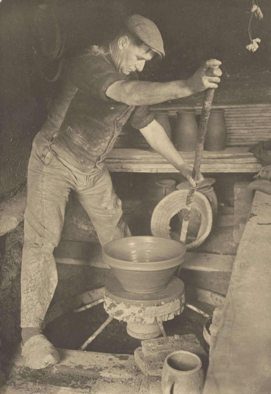 carte postale POTIER AU TOUR A BATON Cher 1955 011472 Photo