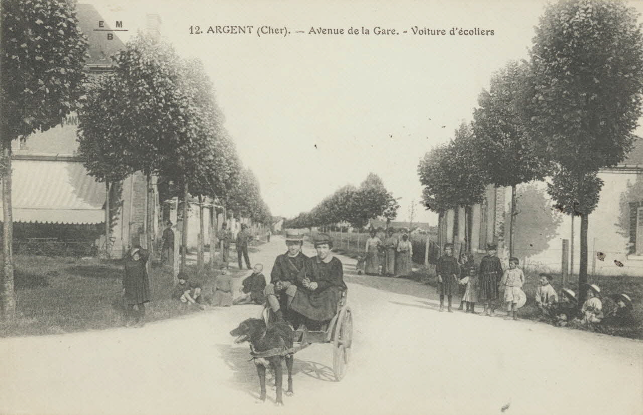 carte postale AVENUE DE LA GARE, VOITURE D'ECOLIE Cher 1912 011672 Photo