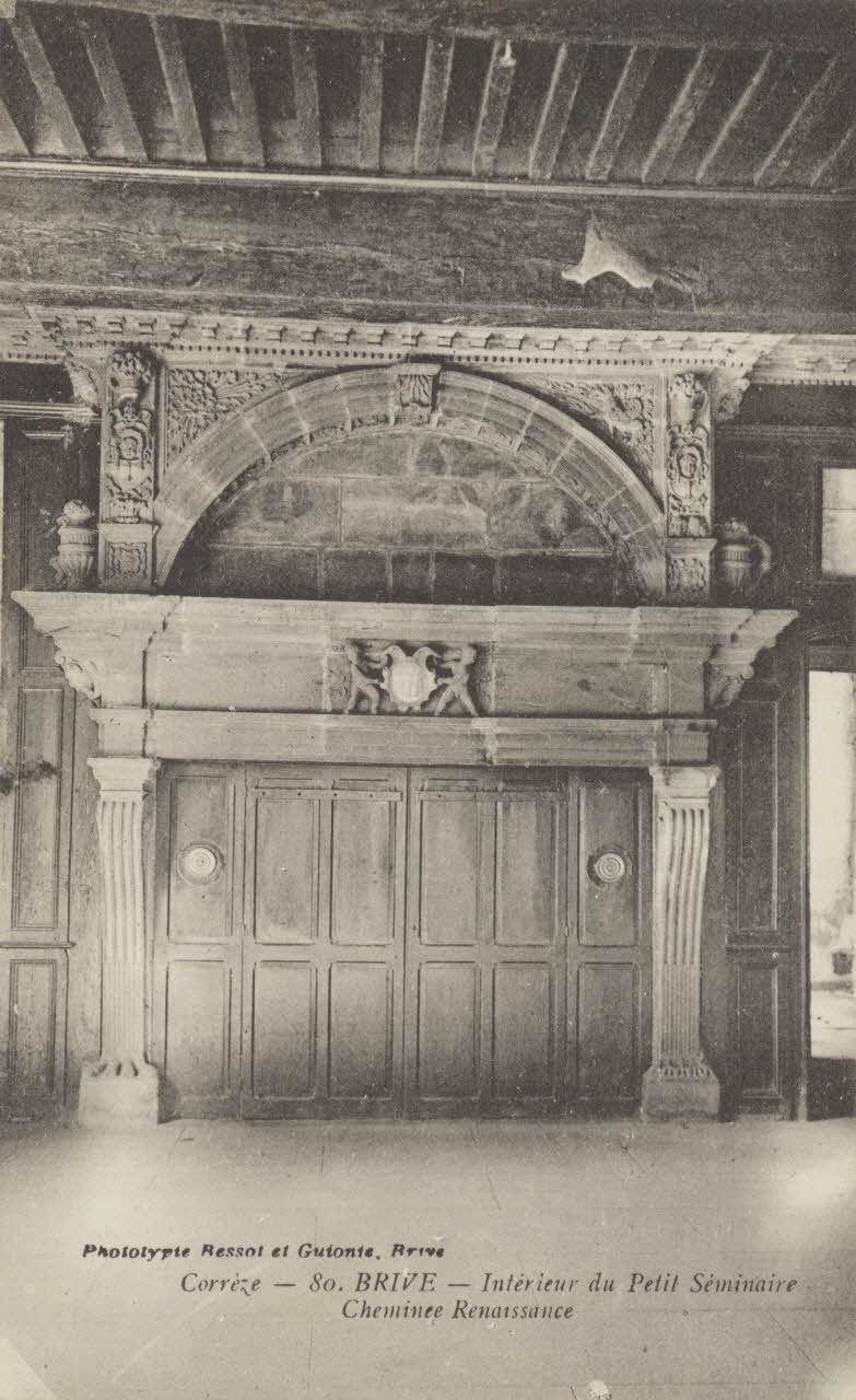 carte postale INTERIEUR DU PETIT SEMINAIRE. CHEMINEE RENAISSANCE Corrèze 1903 011801 Photo