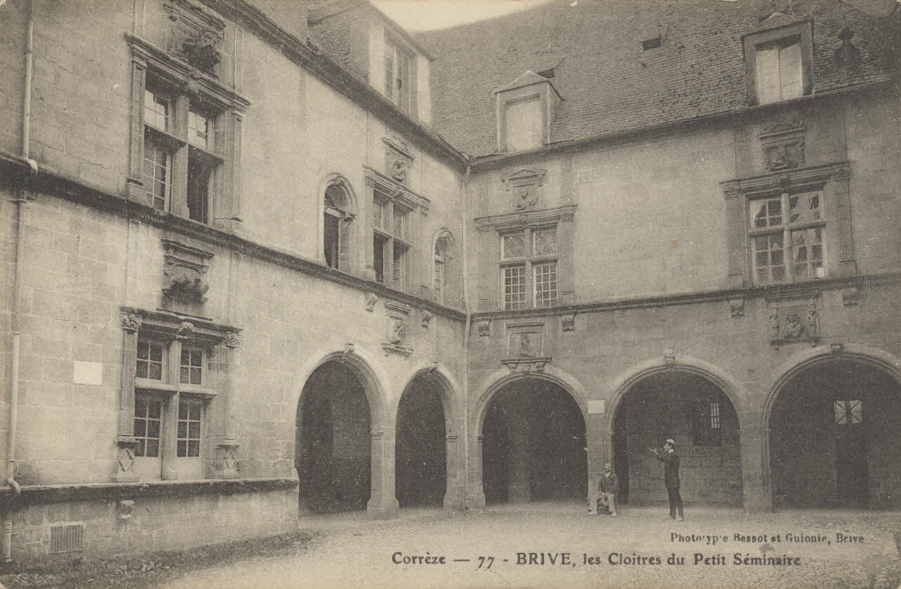 carte postale LES CLOITRE DU PETIT SEMINAIRE Corrèze 1912 011802 Photo