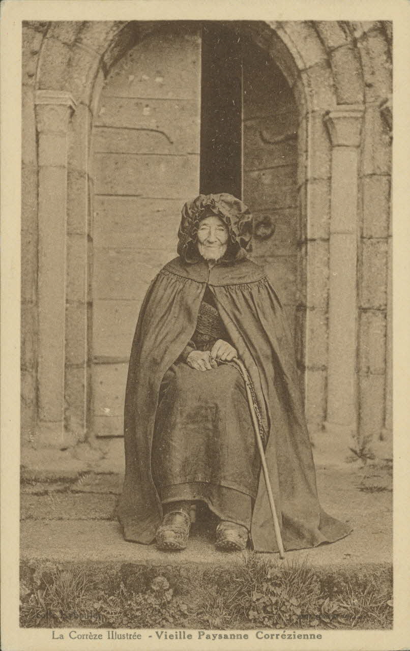 carte postale VIEILLE PAYSANNE CORREZIENNE 1903-1950 011926 Photo