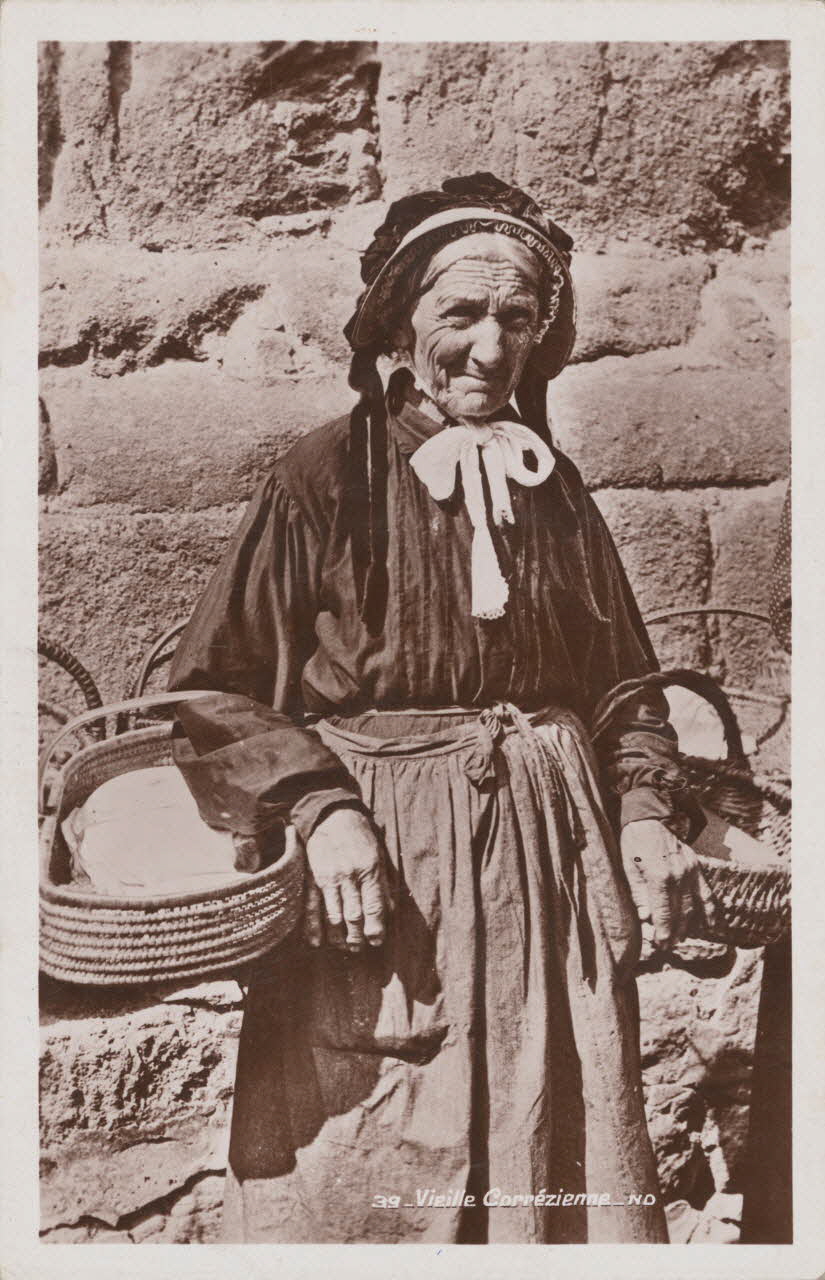 carte postale VIEILLE CORREZIENNE 1950 011928 Photo