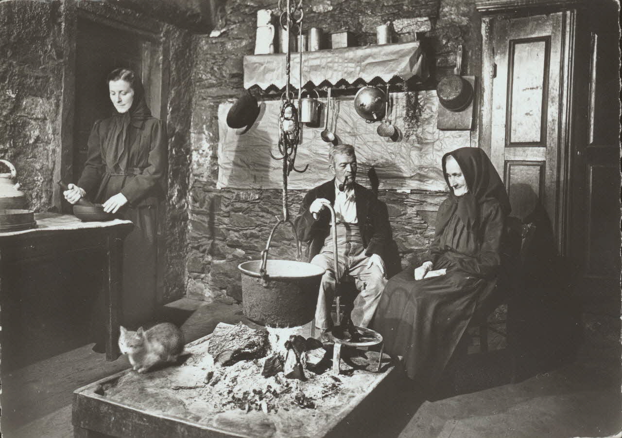 carte postale CORSE FOYER FAMILIAL AU VILLAGE 1950 012199 Photo