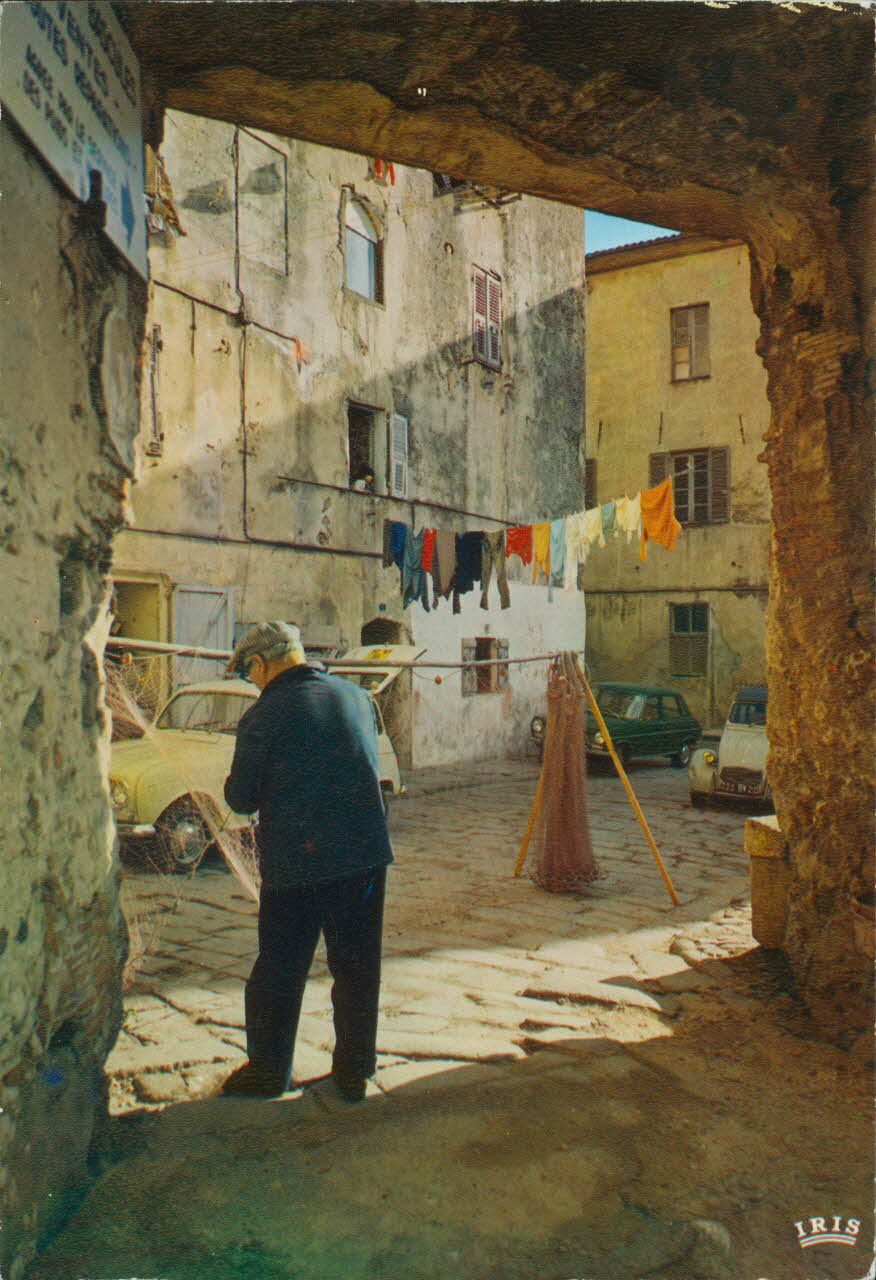 carte postale PASSAGE D'UNE VIEILLE RUE 1950 012209 Photo