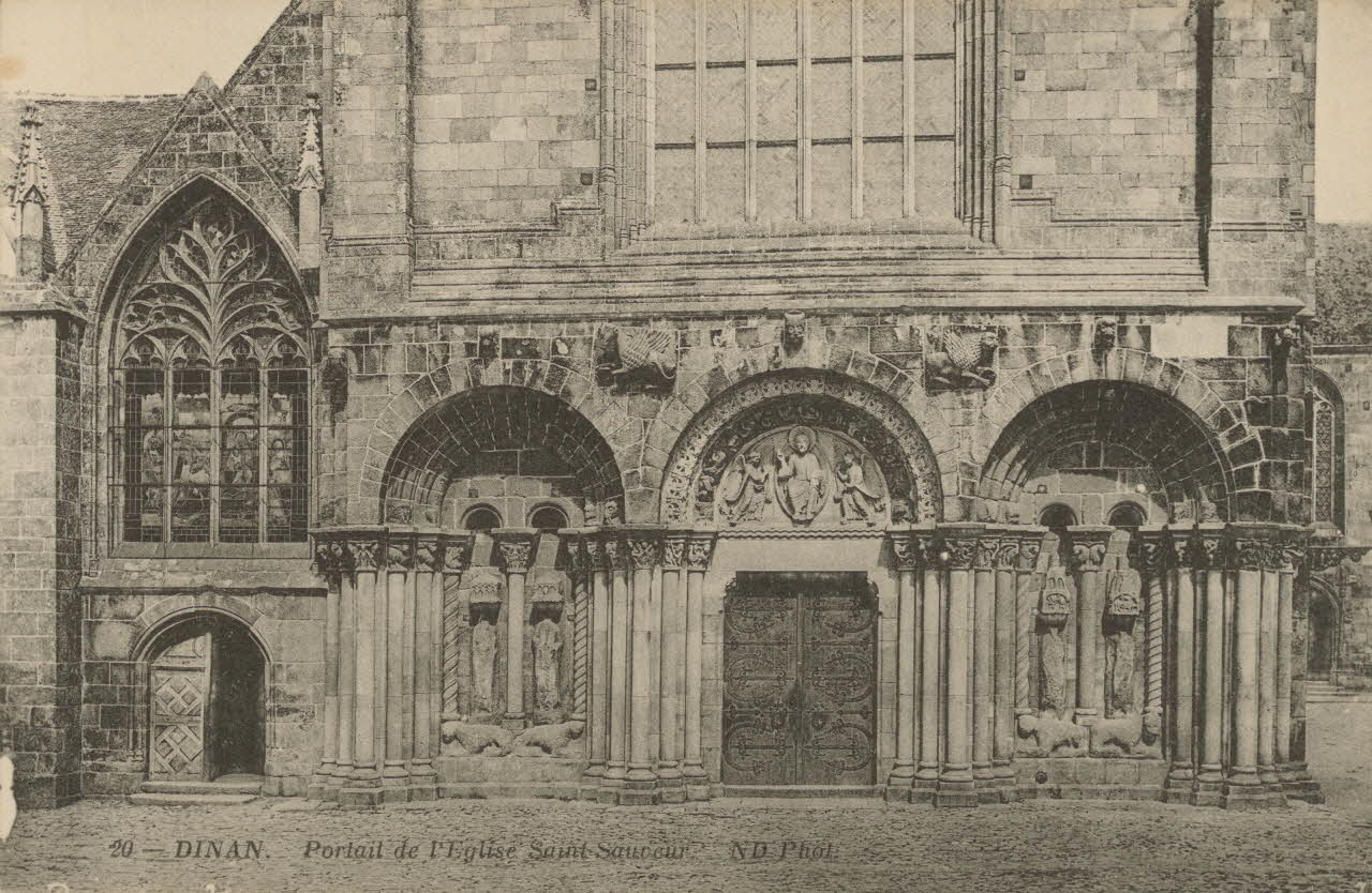 carte postale PORTAIL DE L'EGLISE SAINT-SAUVEUR Côtes-d'Armor 1911 013561 Photo
