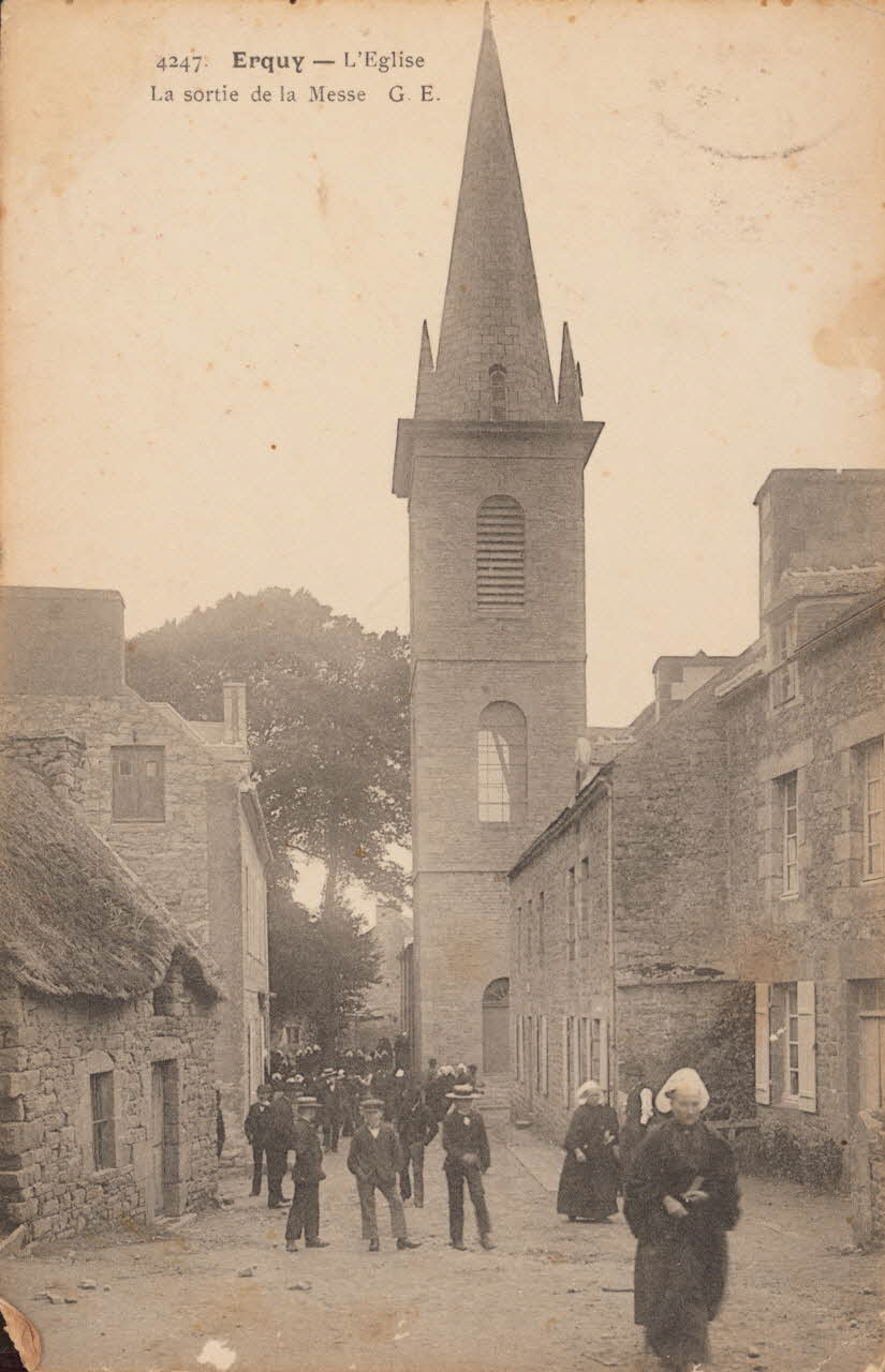 carte postale L'EGLISE  LA SORTIE DE LA MESSE Côtes-d'Armor 1903-1920 013570  Photo