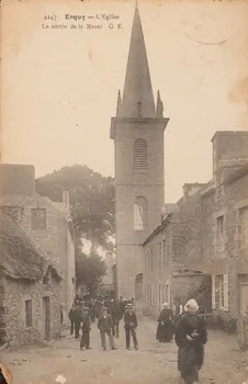 carte postale L'EGLISE  LA SORTIE DE LA MESSE Côtes-d'Armor 1903-1920 013570  Photo