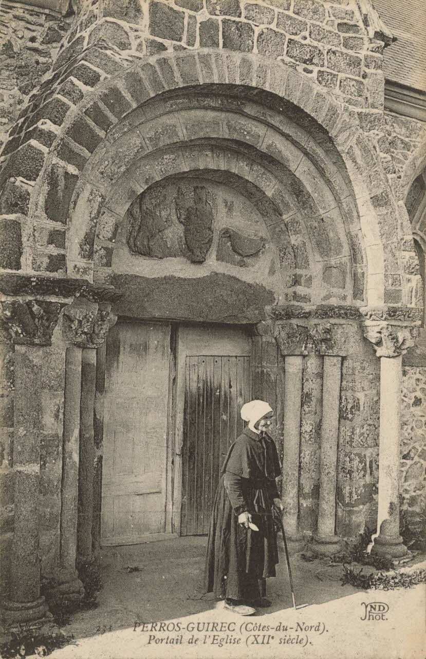 carte postale PORTAIL DE L'EGLISE (XIIe SIECLE) Côtes-d'Armor 1903-1920 013716 Photo