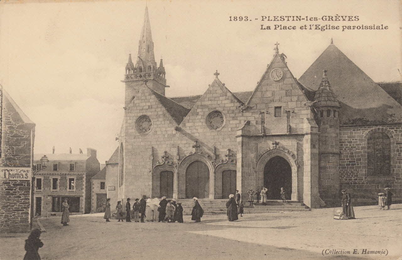 carte postale LA PLACE ET L'EGLISE PAROISSIALE Côtes-d'Armor 1903-1920 013724 Photo