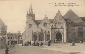 carte postale LA PLACE ET L'EGLISE PAROISSIALE Côtes-d'Armor 1903-1920 013724  Photo