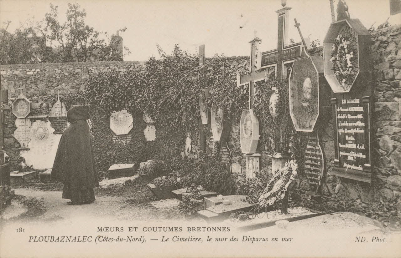 carte postale LE CIMETIERE, LE MUR DES DISPARUS EN MER Côtes-d'Armor 1903-1920 013735 Photo