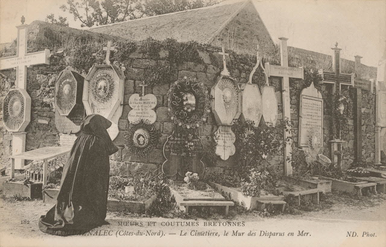 carte postale LE CIMETIERE, LE MUR DES DISPARUS EN MER Côtes-d'Armor 1903-1920 013736 Photo