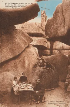 carte postale ROCHER DU PERE ETERNEL. COUR DE L'ERMITE Côtes-d'Armor 1903-1920 013803 Photo