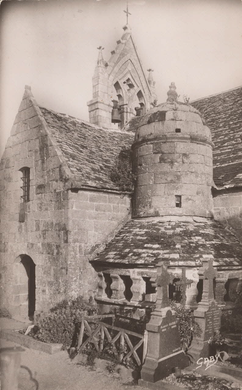 carte postale L'EGLISE (XIIe SIECLE) ET L'OSSUAIRE Côtes-d'Armor 1950 013809 Photo