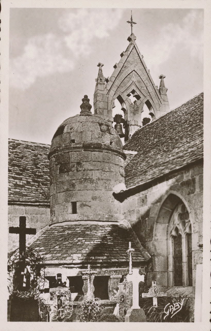 carte postale L'EGLISE (XIIe SIECLE) ET L'OSSUAIRE Côtes-d'Armor 1950 013811 Photo