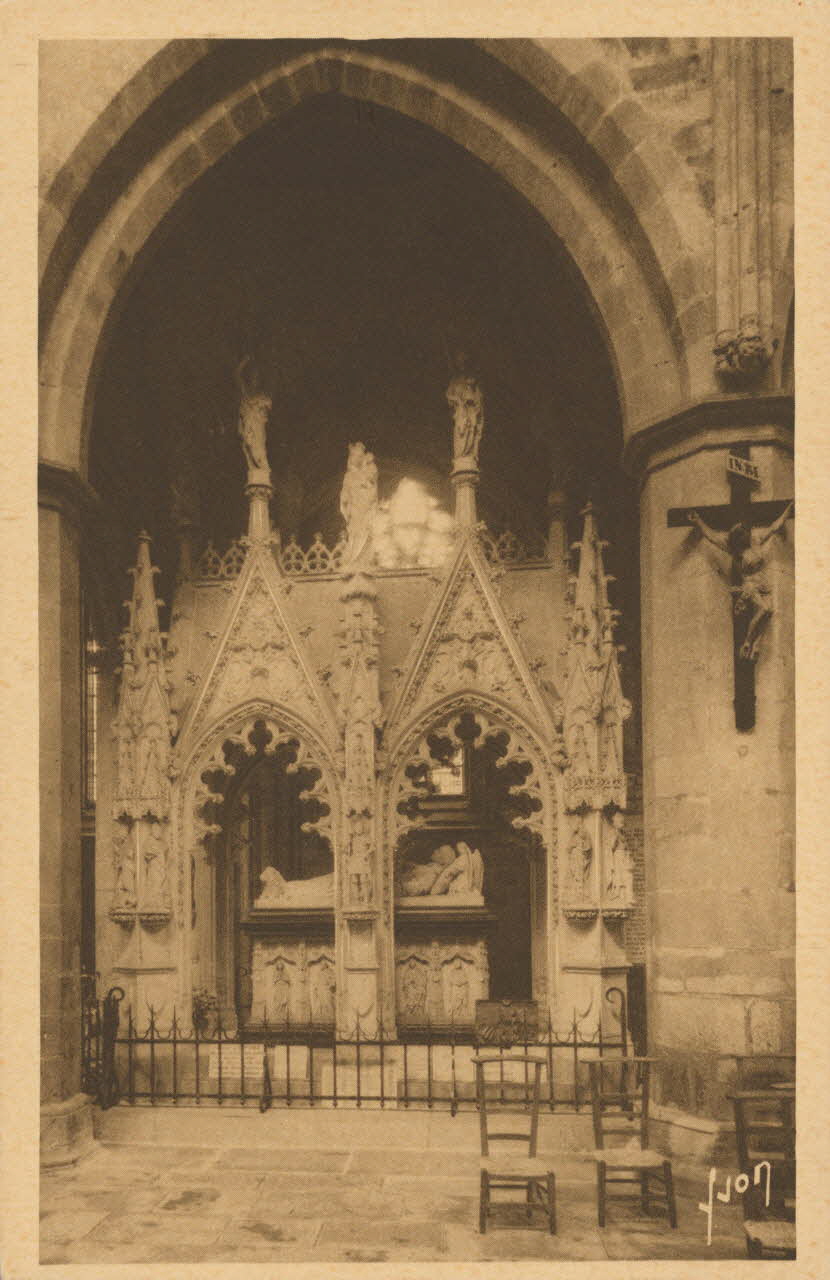 carte postale LA CATHEDRALE ; TOMBEAU DE SAINT YVES Côtes-d'Armor 1921-1950 013836 Photo