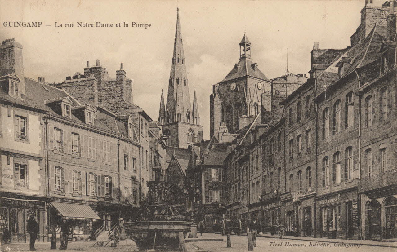 carte postale RUE NOTRE DAME ET LA POMPE Côtes-d'Armor 1910 013938 Photo