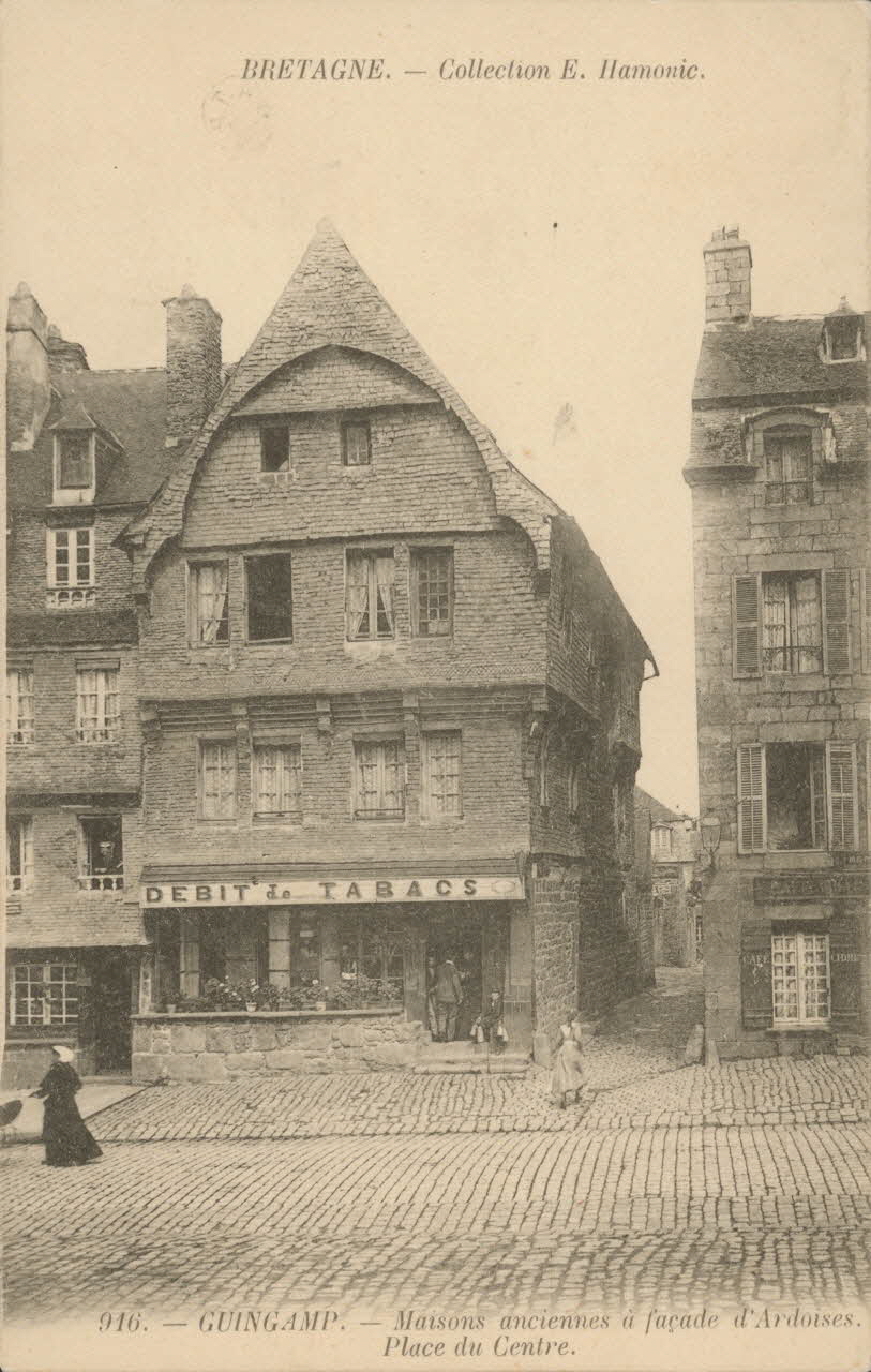 carte postale MAISONS ANCIENNES, PLACE DU CENTRE Côtes-d'Armor 1903-1920 013939 Photo