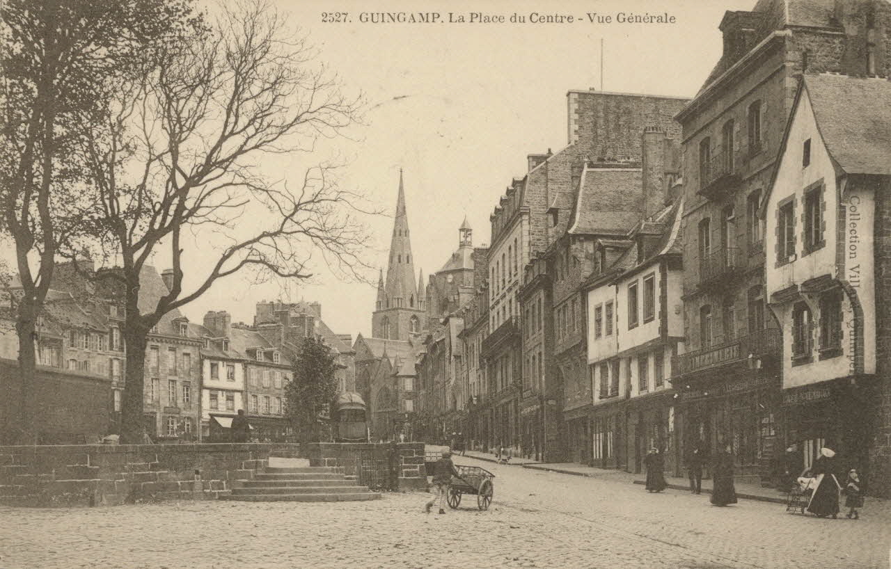 carte postale LA PLACE DU CENTRE, VUE GENERALE Côtes-d'Armor 1906 013941 Photo