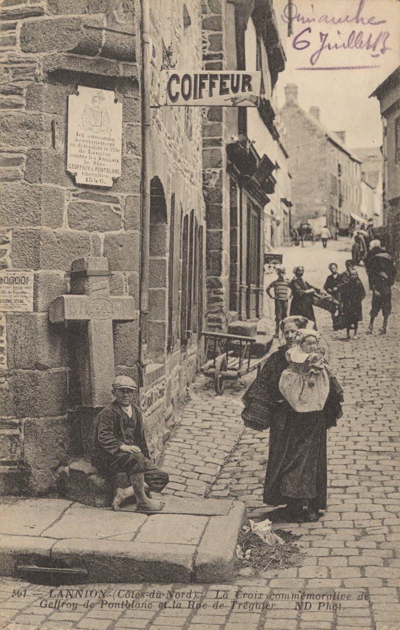 carte postale CROIX COMMEMORATIVE, RUE TREGUIER Côtes-d'Armor 1913 013966 Photo