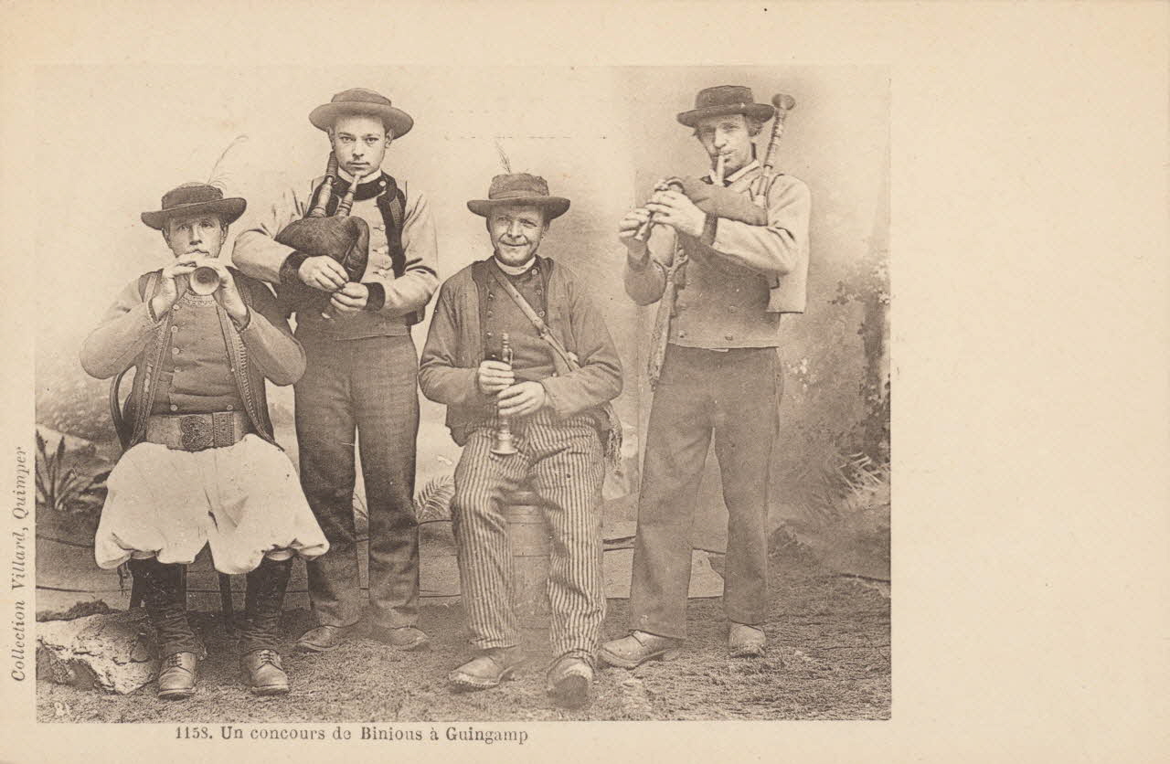 carte postale UN CONCOURS DE BINIOUS A GUINGAMP Côtes-d'Armor 1903 014075 Photo