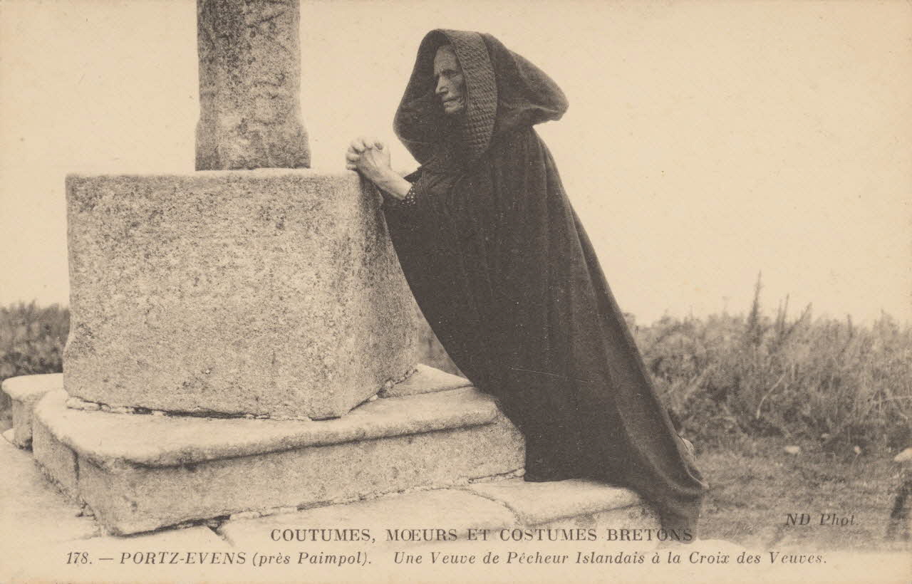 carte postale UNE VEUVE DE PECHEUR ISLANDAIS Côtes-d'Armor 1903-1950 014132 Photo