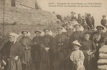 carte postale JEUNES FILLES EN TOILETTES Côtes-d'Armor 1903-1950 014140 Photo