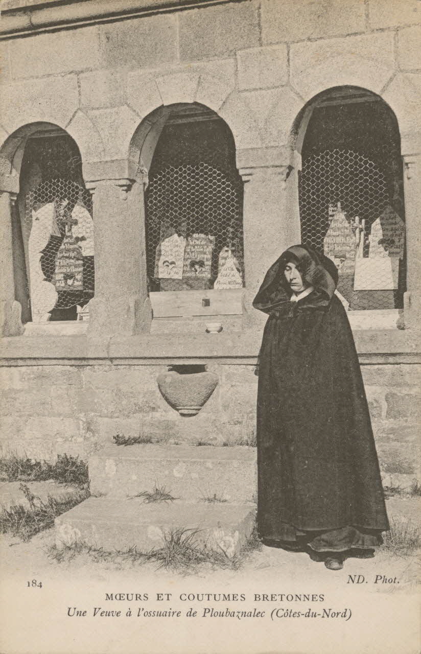 carte postale VEUVE A L'OSSUAIRE DE PLOUBAZNALEC Côtes-d'Armor 1904 014161 Photo