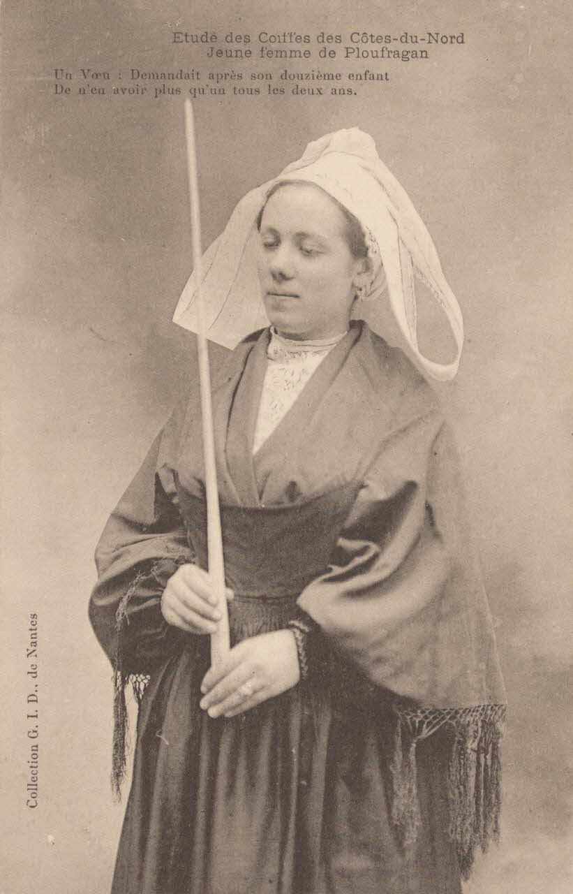 carte postale JEUNE FEMME DE PLOUFRAGAN Côtes-d'Armor 1903 014163 Photo