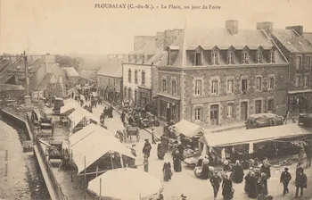 carte postale LA PLACE, UN JOUR DE FOIRE Côtes-d'Armor 1906 014228 Photo