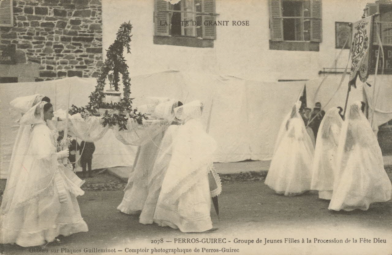 carte postale GROUPE DE JEUNES FILLES Côtes-d'Armor 1913 014258 Photo