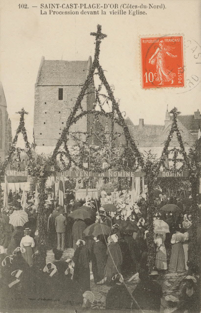 carte postale PROCESSION DEVANT LA VIELLE EGLISE Côtes-d'Armor 1903-1920 014288 Photo