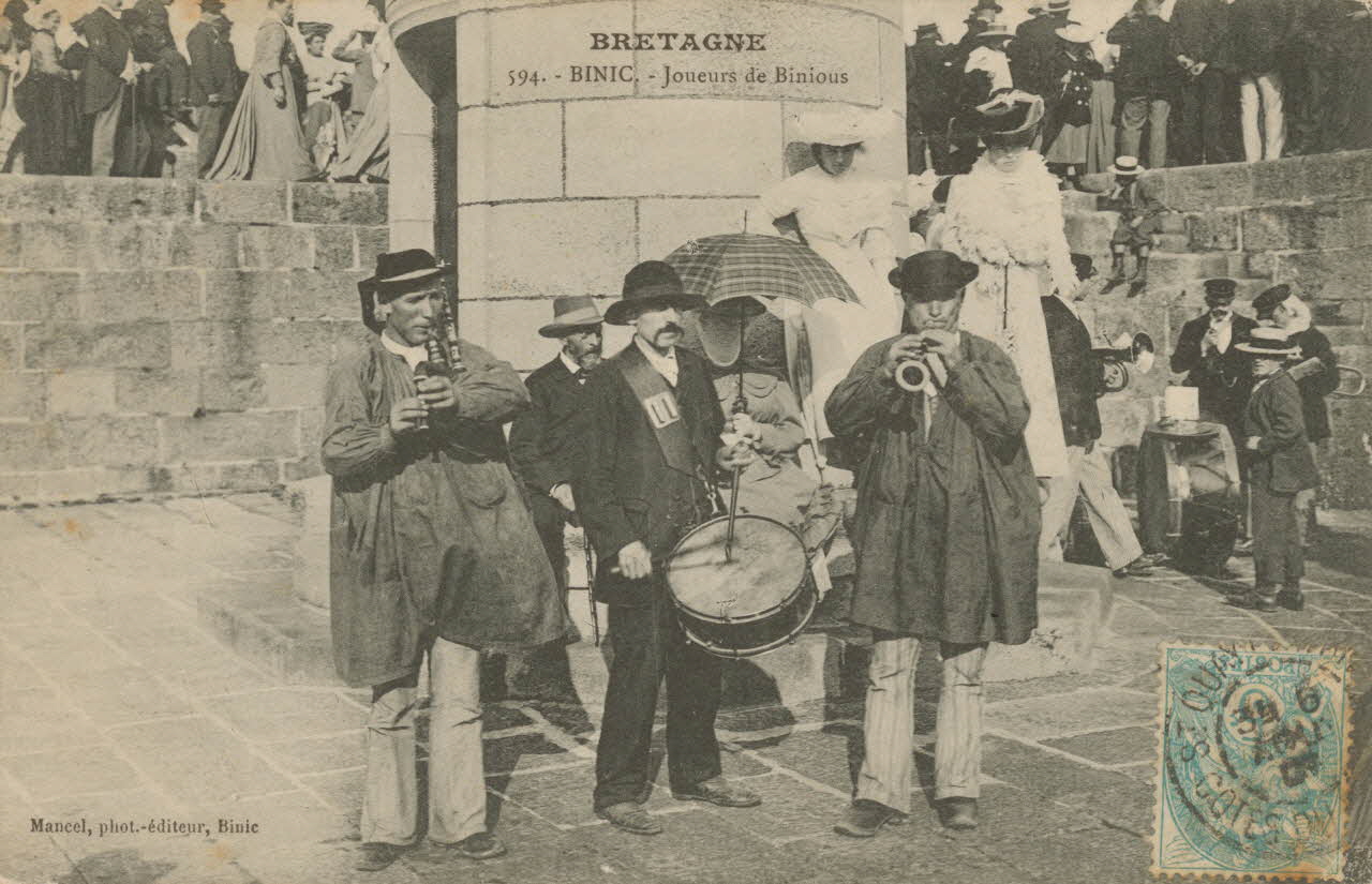 carte postale JOUEURS DE BINIOUS Côtes-d'Armor 1907 014305 Photo
