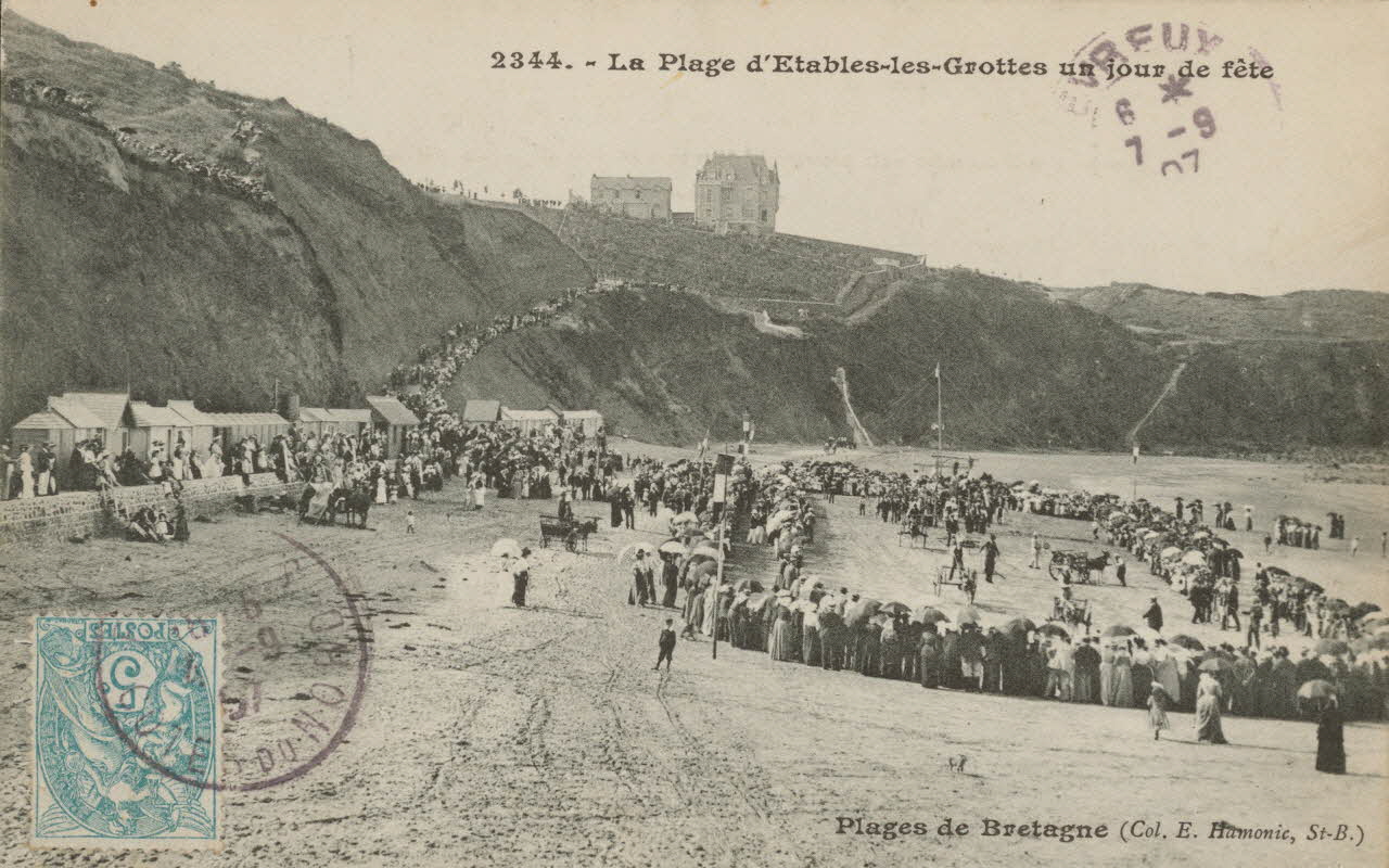 carte postale LA PLAGE UN JOUR DE FETE Côtes-d'Armor 1907 014318 Photo
