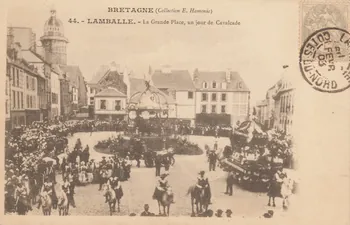 carte postale LA GRANDE PLACE, JOUR DE CAVALCADE Côtes-d'Armor 1903 014323 Photo
