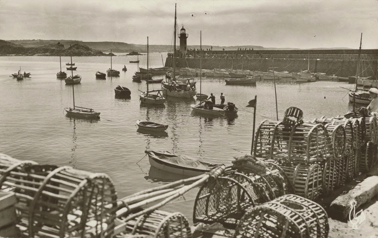 carte postale LE PORT DE PECHE ET LE MOLE Côtes-d'Armor 1960 014372 Photo