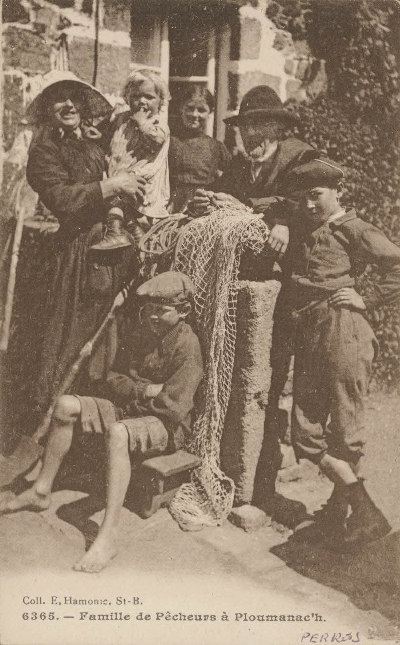 carte postale FAMILLE DE PECHEURS A PLOUMANAC'H Côtes-d'Armor 1903-1920 014391 Photo
