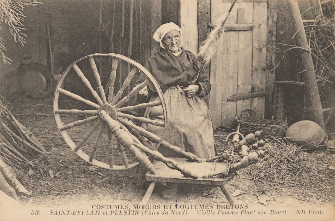 carte postale VIEILLE FEMME FILANT SON ROUET Côtes-d'Armor 1903-1950 014397 Photo