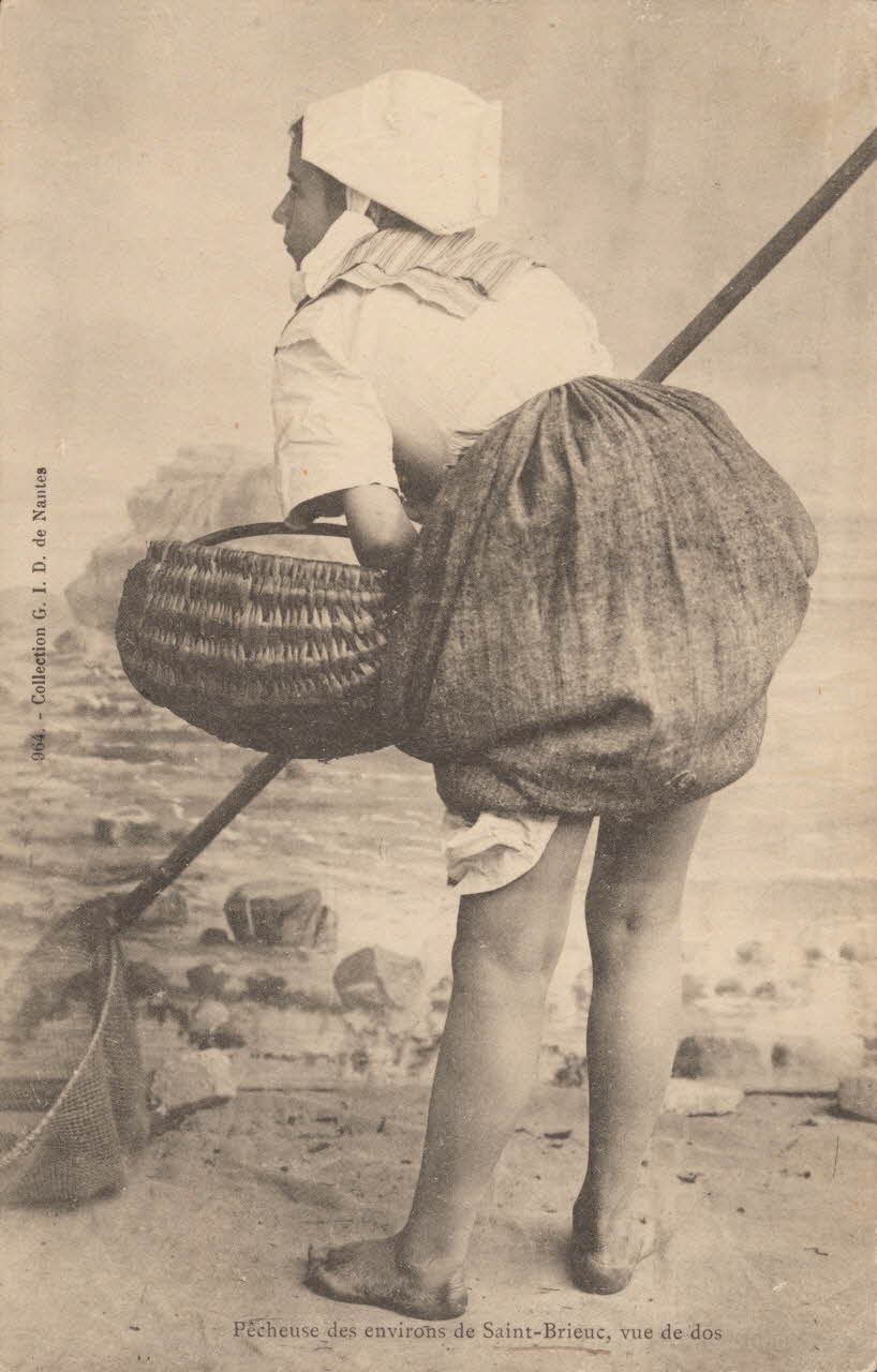 carte postale PECHEUSE VUE DE DOS Côtes-d'Armor 1908 014403 Photo