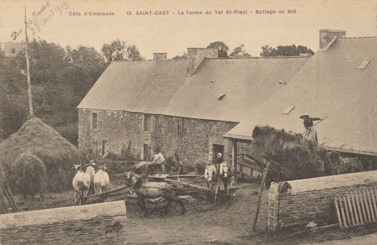 carte postale SAINT-CAST. BATTAGE DU BLE Côtes-d'Armor 1913 014404 Photo