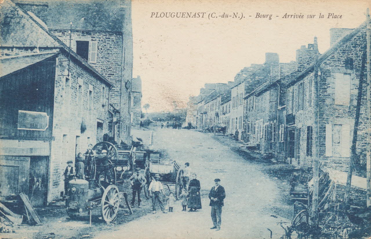 carte postale BOURG, ARRIVEE SUR LA PLACE Côtes-d'Armor 1933 014807 Photo